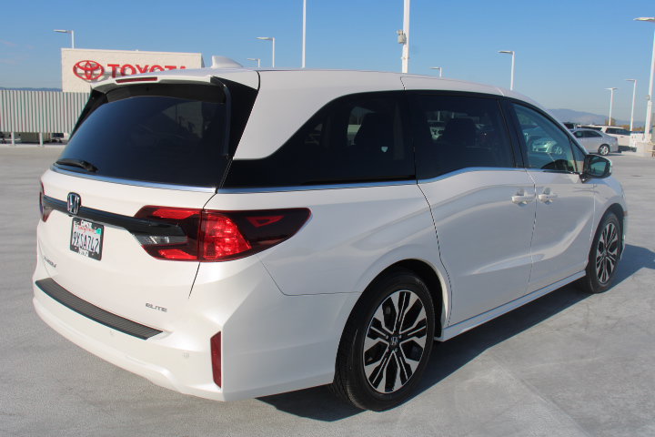 Used 2026 Honda Odyssey Elite image 3