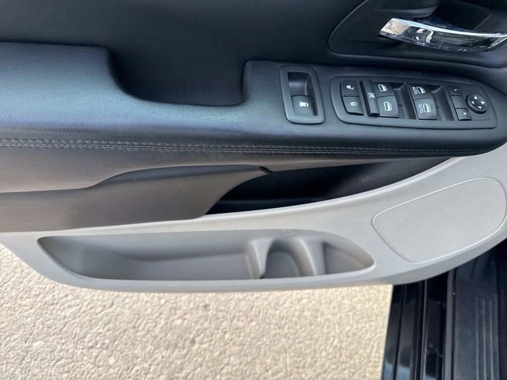 Used 2019 Dodge Grand Caravan SE w/ UConnect Hands-Free Group image 11