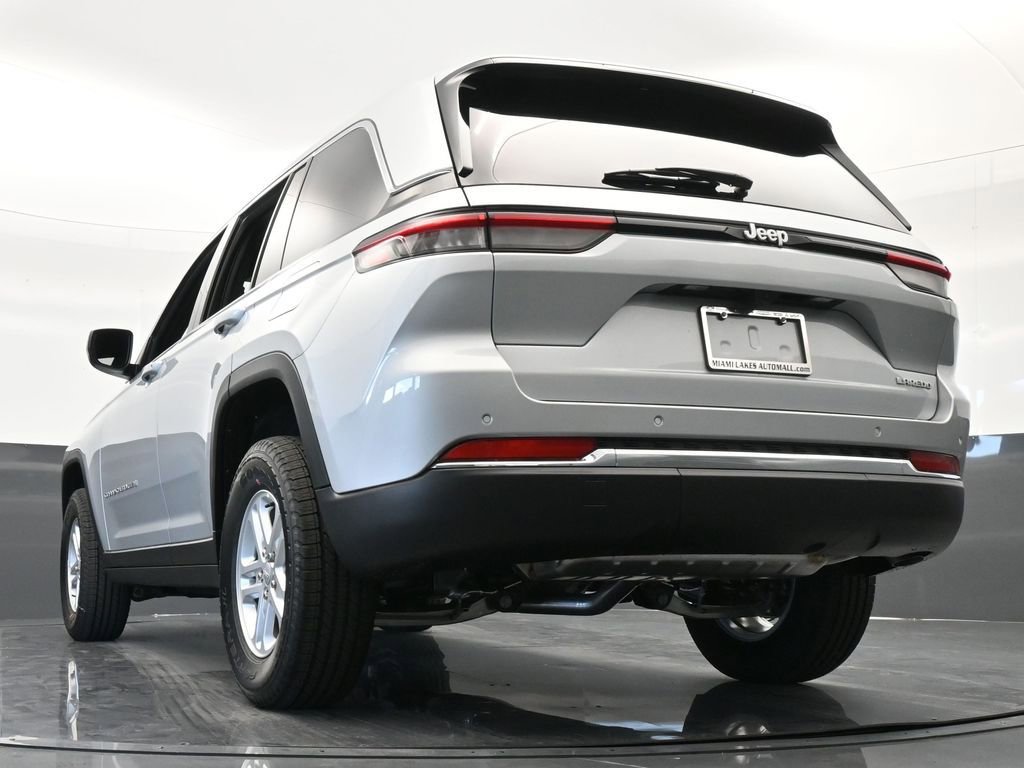 Used 2024 Jeep Grand Cherokee Laredo w/ Trailer Tow Package image 40