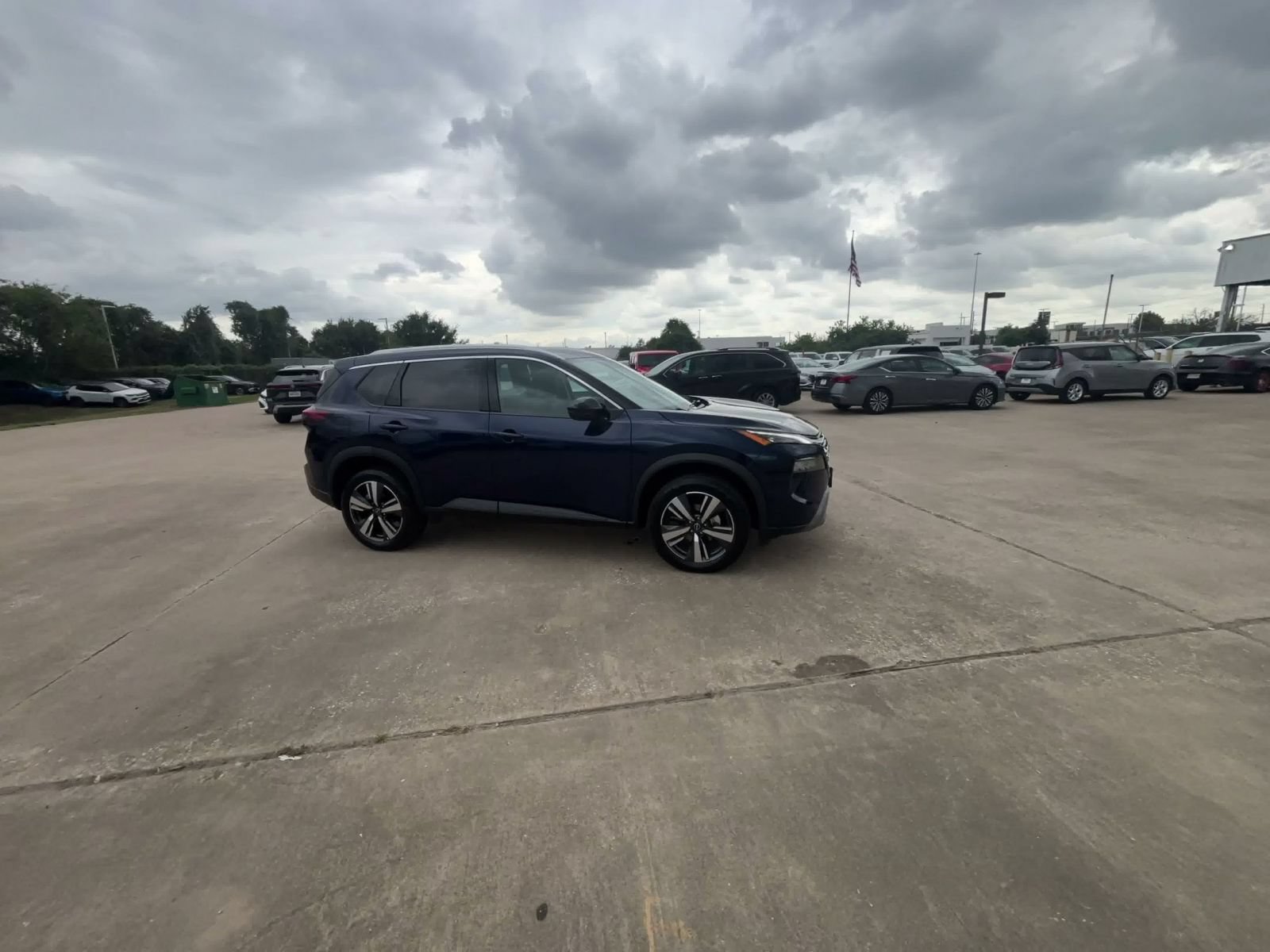 Used 2026 Nissan Rogue SL FWD image 2