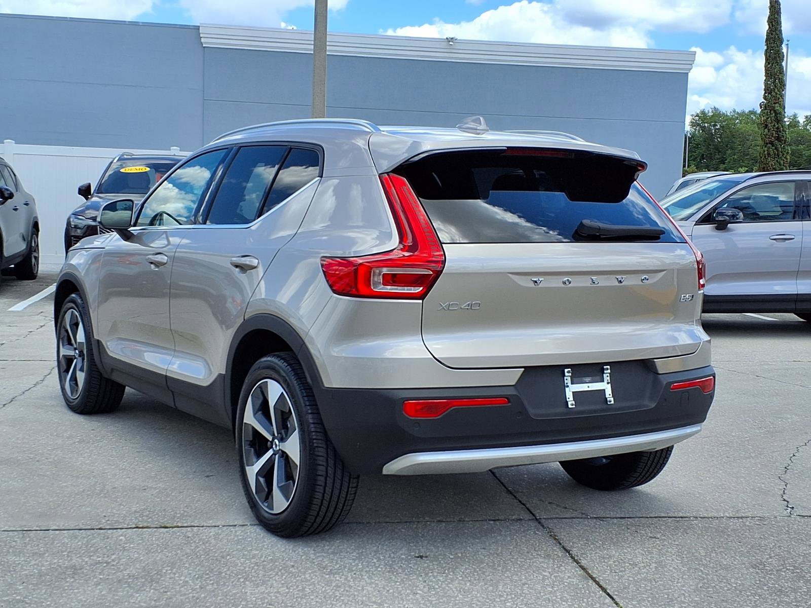 Certified 2023 Volvo XC40 B5 Plus w/ Driver Assist Package AWD/4WD image 5