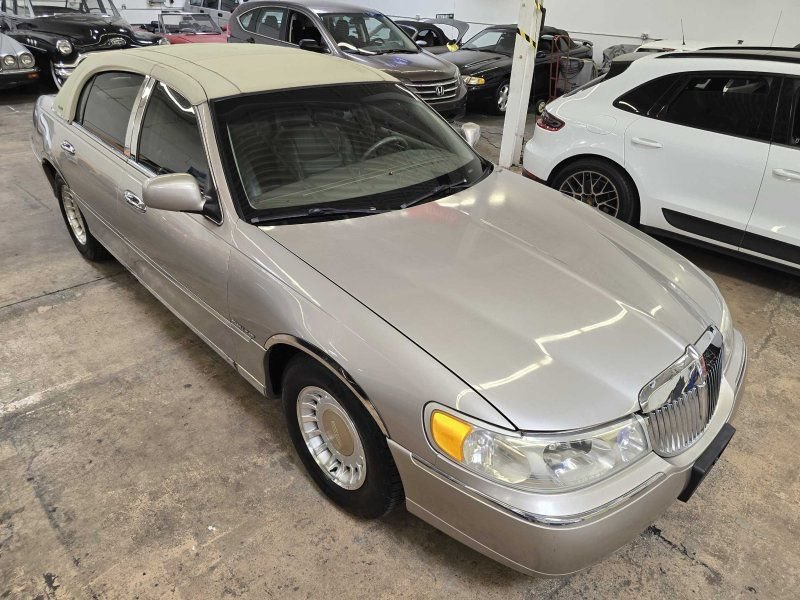 Used 2001 Lincoln Town Car Executive RWD image 14
