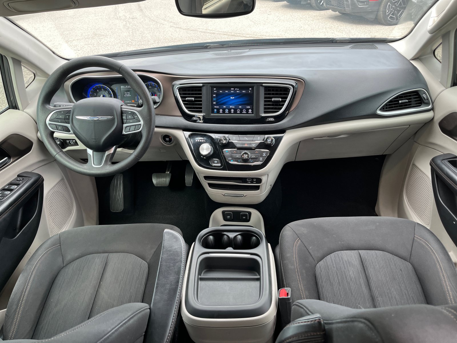Used 2018 Chrysler Pacifica Touring Plus w/ Tire & Wheel Group FWD image 34