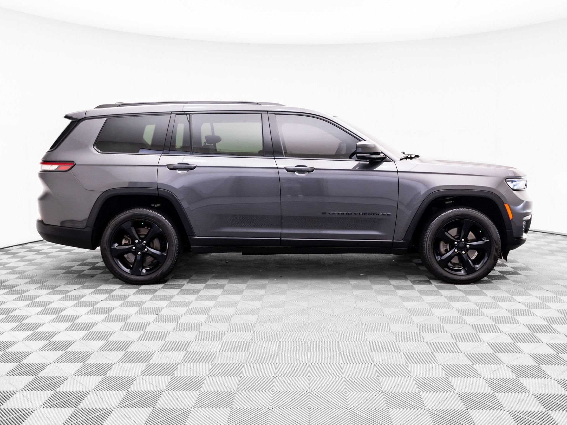 Used 2024 Jeep Grand Cherokee L Limited w/ Black Appearance Package AWD/4WD image 6