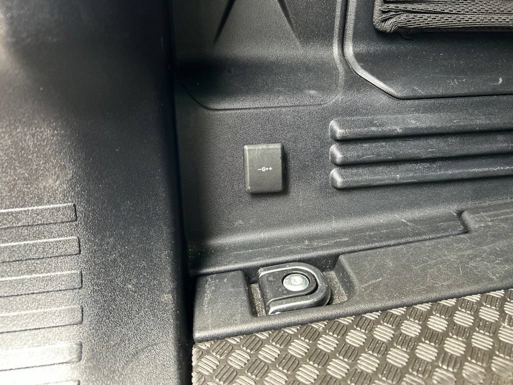 Used 2025 Land Rover Defender 110 S AWD/4WD image 35
