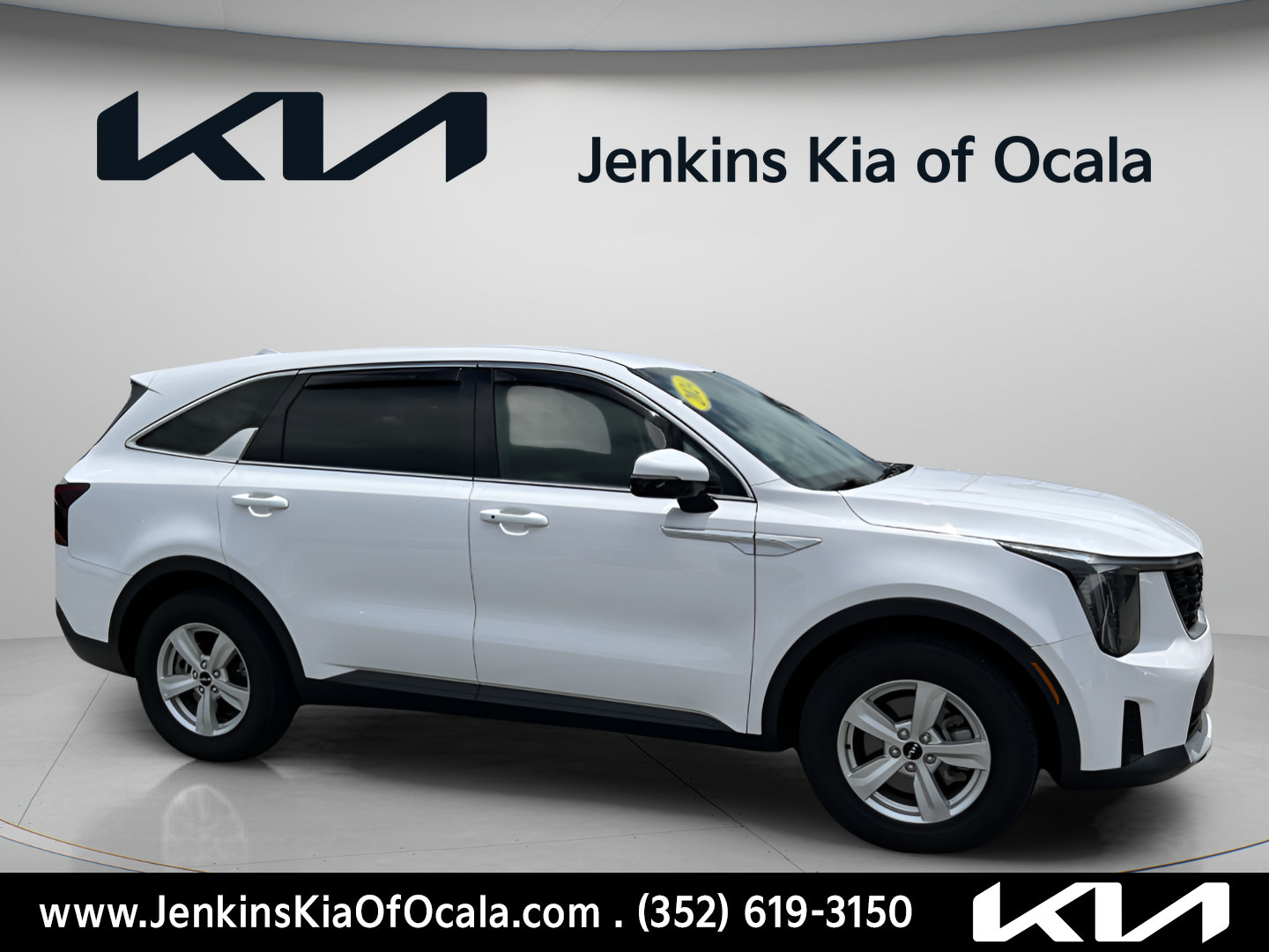 Used 2024 Kia Sorento LX FWD image 2
