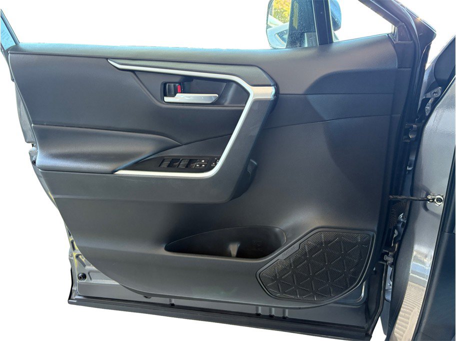 Used 2021 Toyota RAV4 XLE AWD/4WD image 15