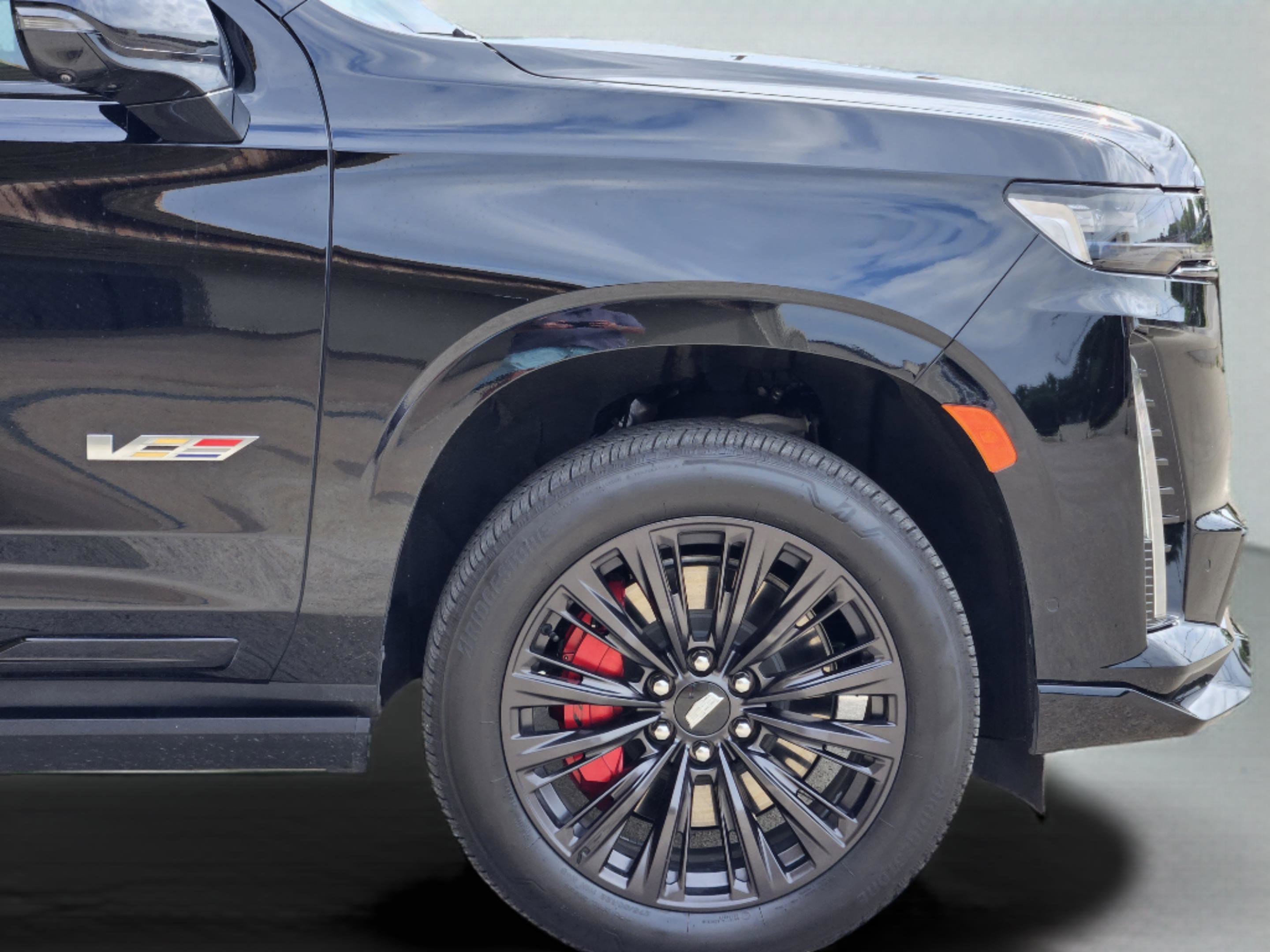 Used 2024 Cadillac Escalade V w/ LPO, ONYX Package AWD/4WD image 33