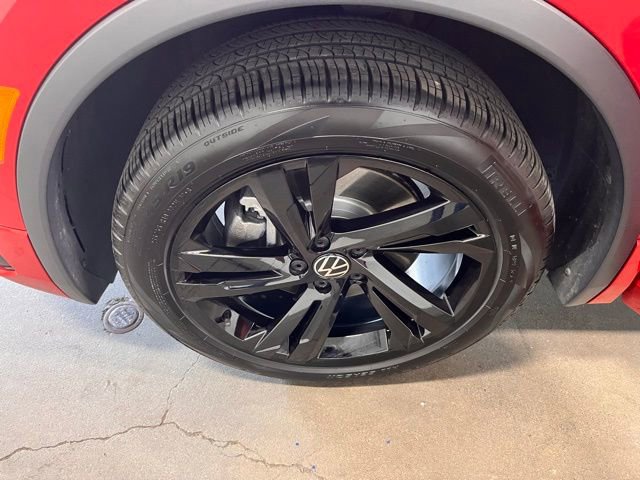 Used 2024 Volkswagen Tiguan SE R-Line image 29