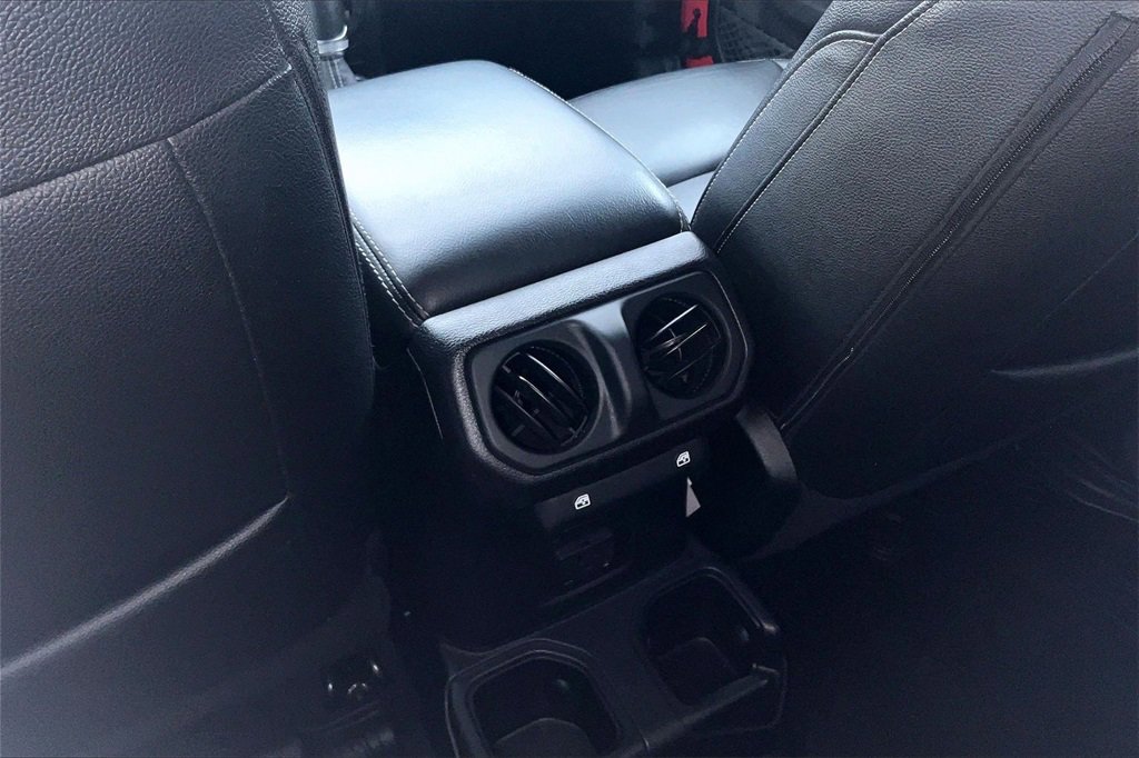 Used 2018 Jeep Wrangler Unlimited Sahara image 25