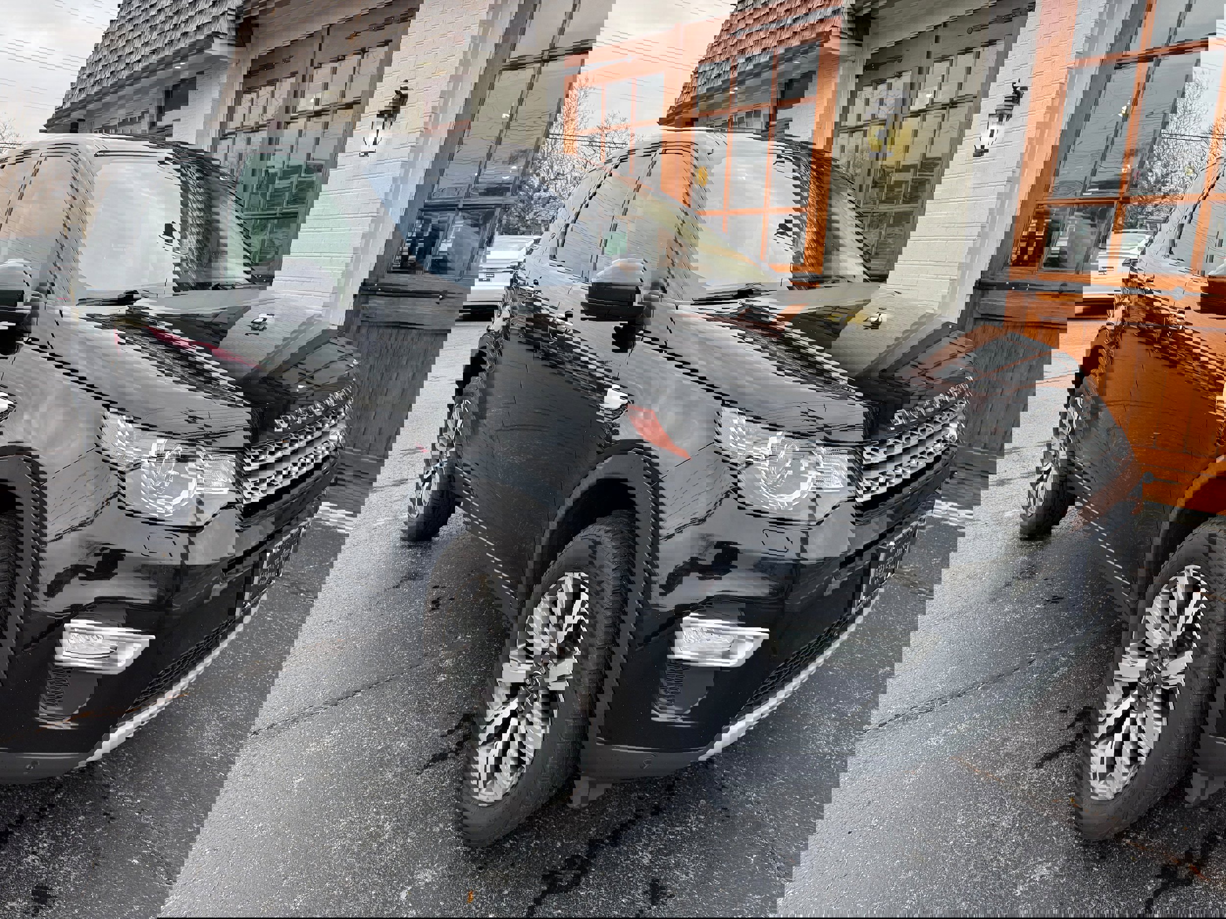 Used 2019 Land Rover Discovery Sport HSE Luxury image 2