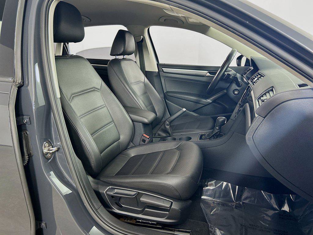 Used 2018 Volkswagen Passat 2.0T R-Line w/ R-Line Lighting Package FWD image 26
