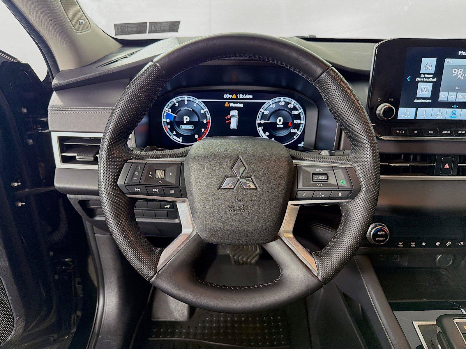 Used 2023 Mitsubishi Outlander SE AWD/4WD image 3