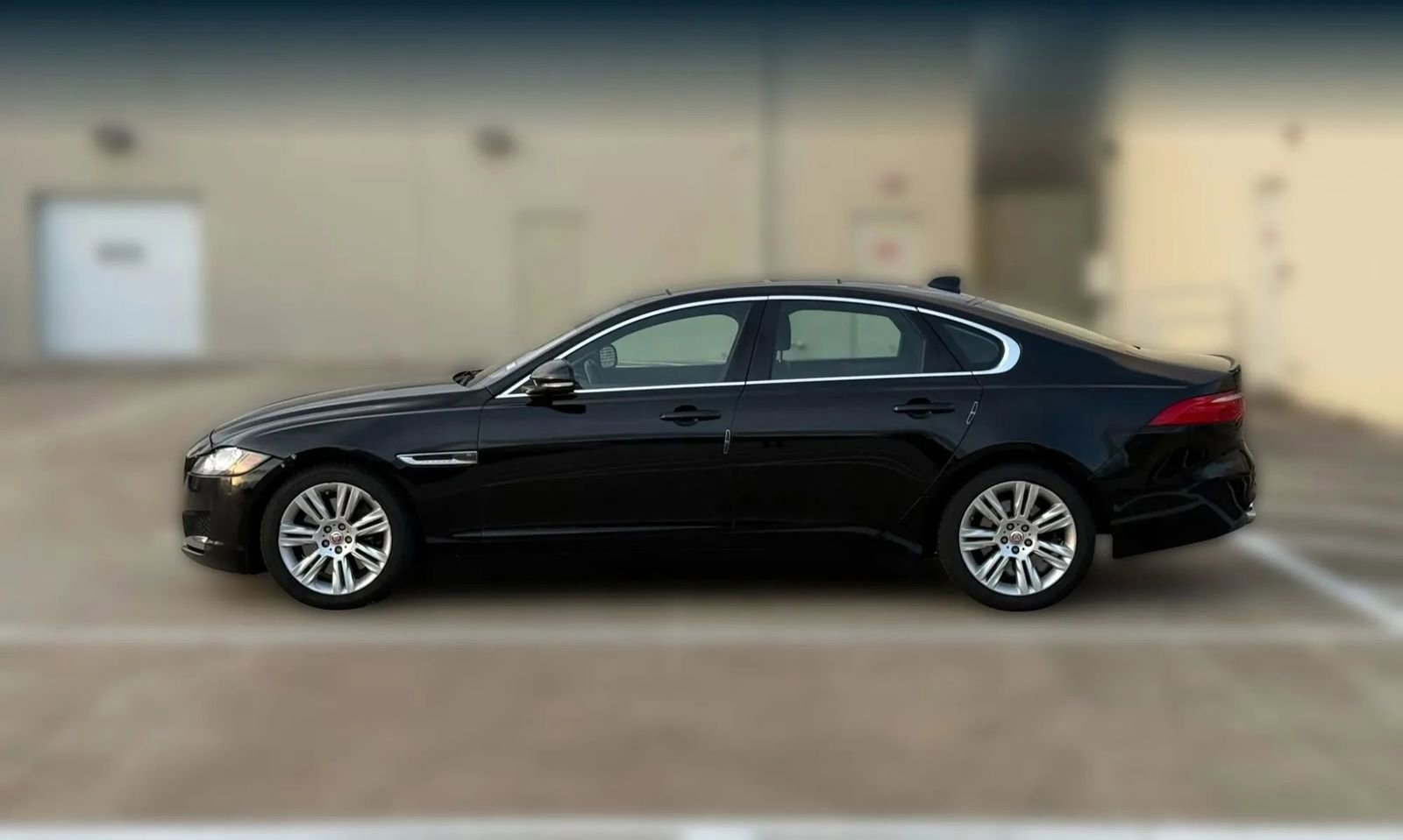 Used 2017 Jaguar XF Premium image 5