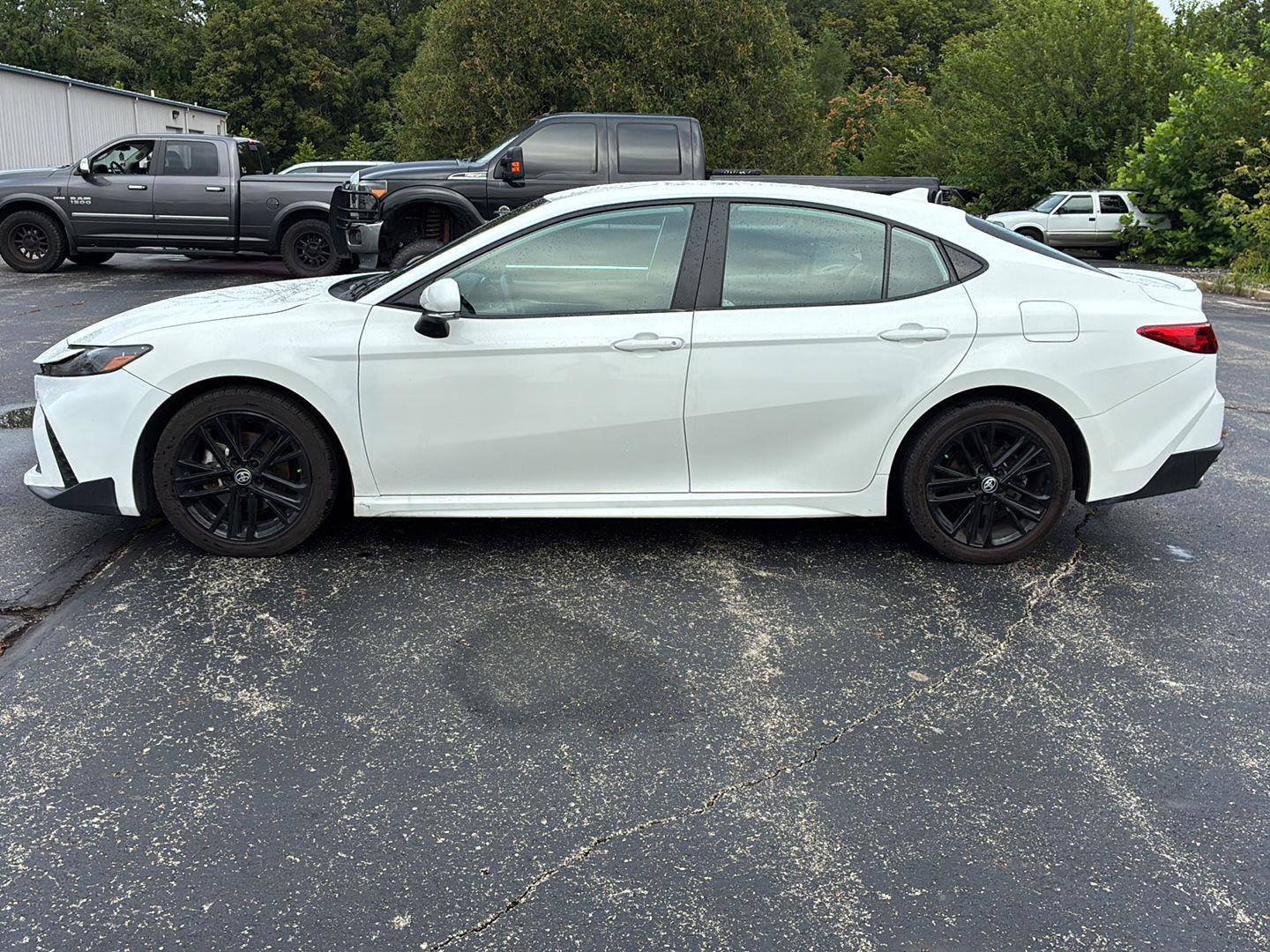 Used 2025 Toyota Camry SE FWD image 2