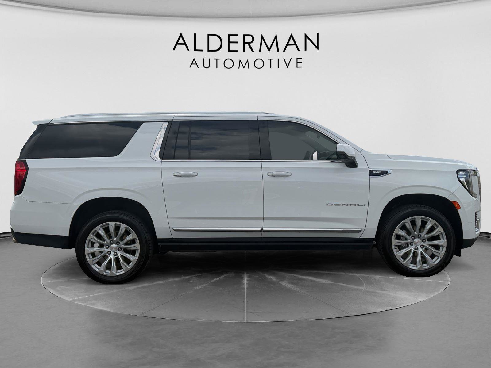 Used 2022 GMC Yukon XL Denali w/ Denali Premium Package RWD image 6