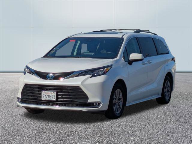 Used 2022 Toyota Sienna XLE image 1
