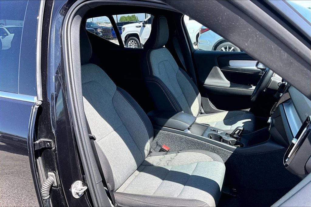 Used 2025 Volvo XC40 B5 Core AWD/4WD image 9