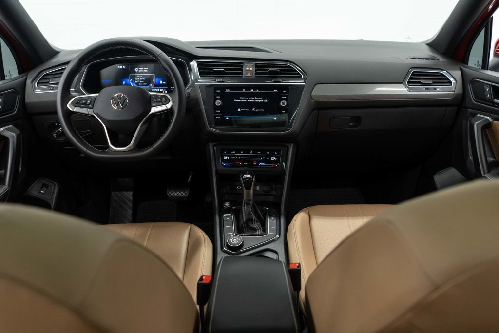 Used 2024 Volkswagen Tiguan SE w/ Panoramic Sunroof Package AWD/4WD image 9