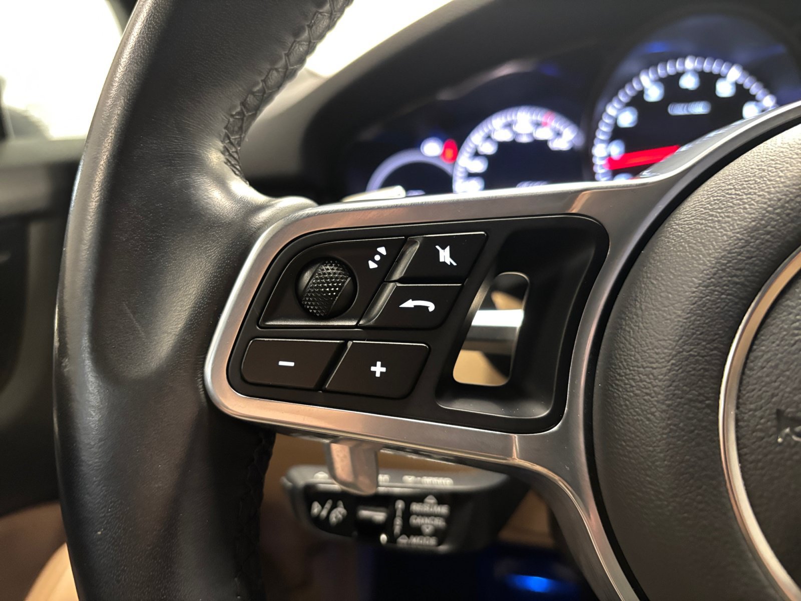 Used 2023 Porsche Cayenne Platinum Edition AWD/4WD image 32
