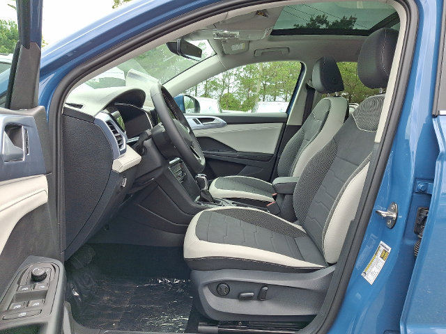 Used 2025 Volkswagen Taos SE w/ Panoramic Sunroof Package AWD/4WD image 9