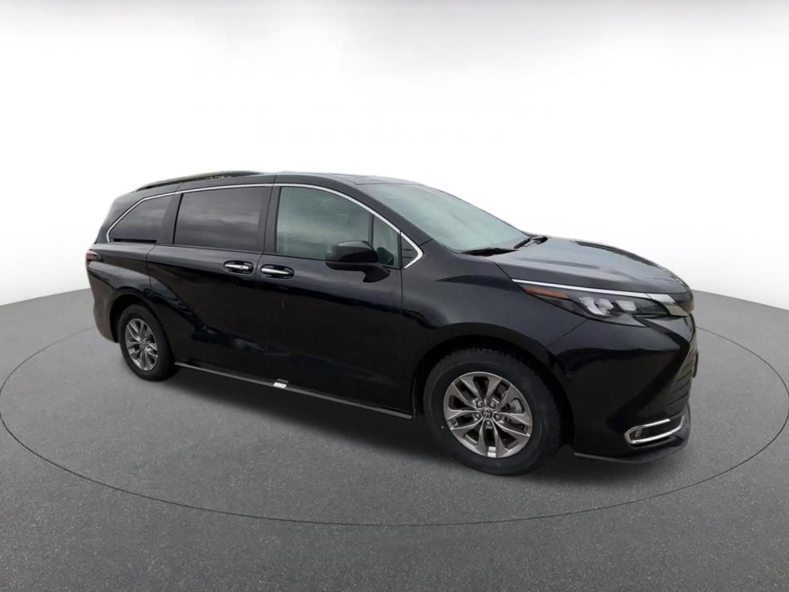 Used 2024 Toyota Sienna XLE FWD image 2