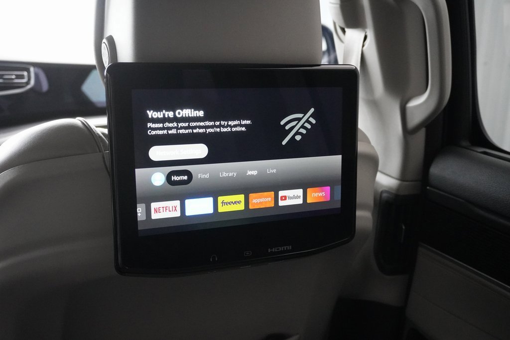 Used 2023 Jeep Wagoneer 4WD w/ Premium Group I image 28