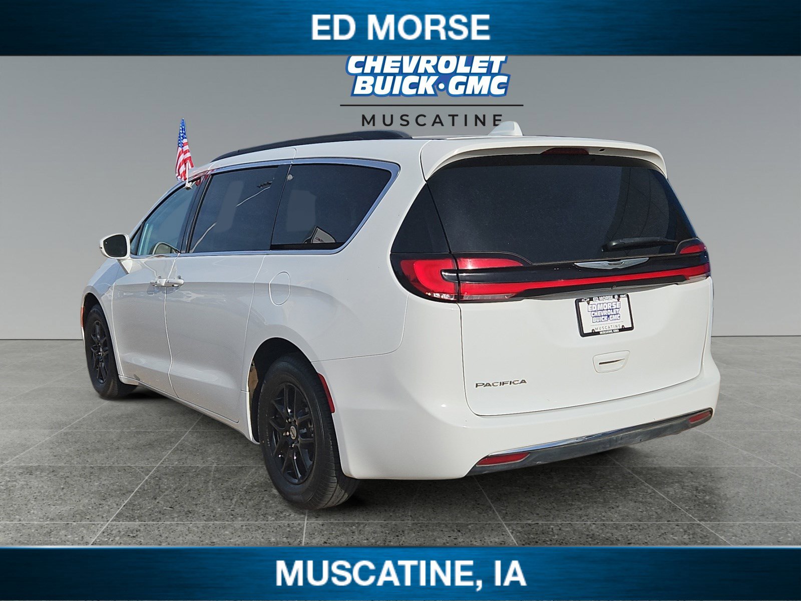 Used 2022 Chrysler Pacifica Touring-L FWD image 3