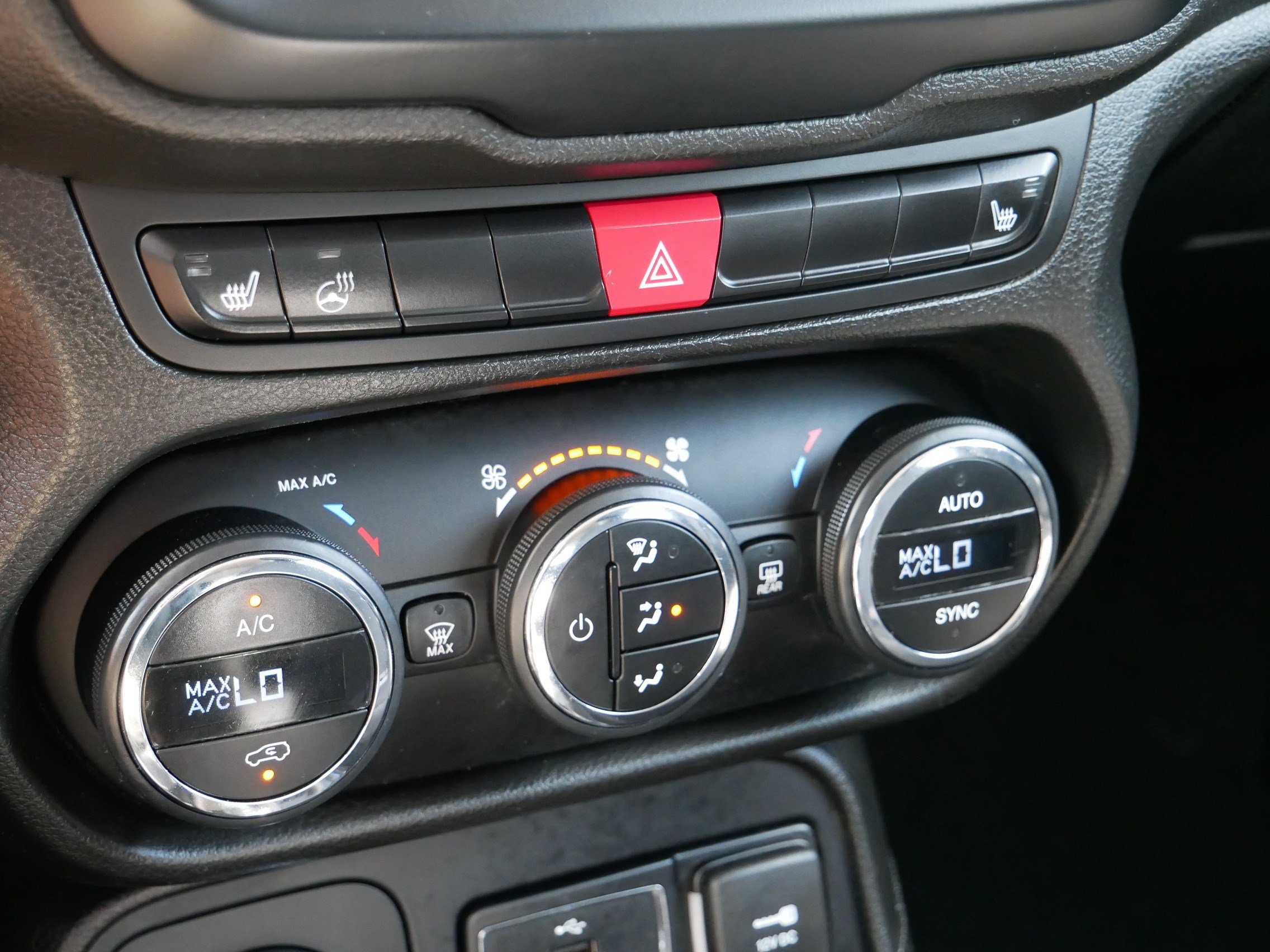 Used 2016 Jeep Renegade Latitude AWD/4WD image 22
