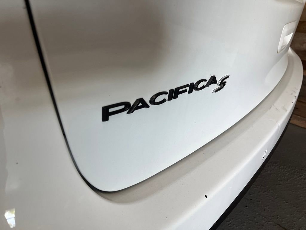 Used 2023 Chrysler Pacifica Touring-L w/ S Appearance Package AWD/4WD image 13