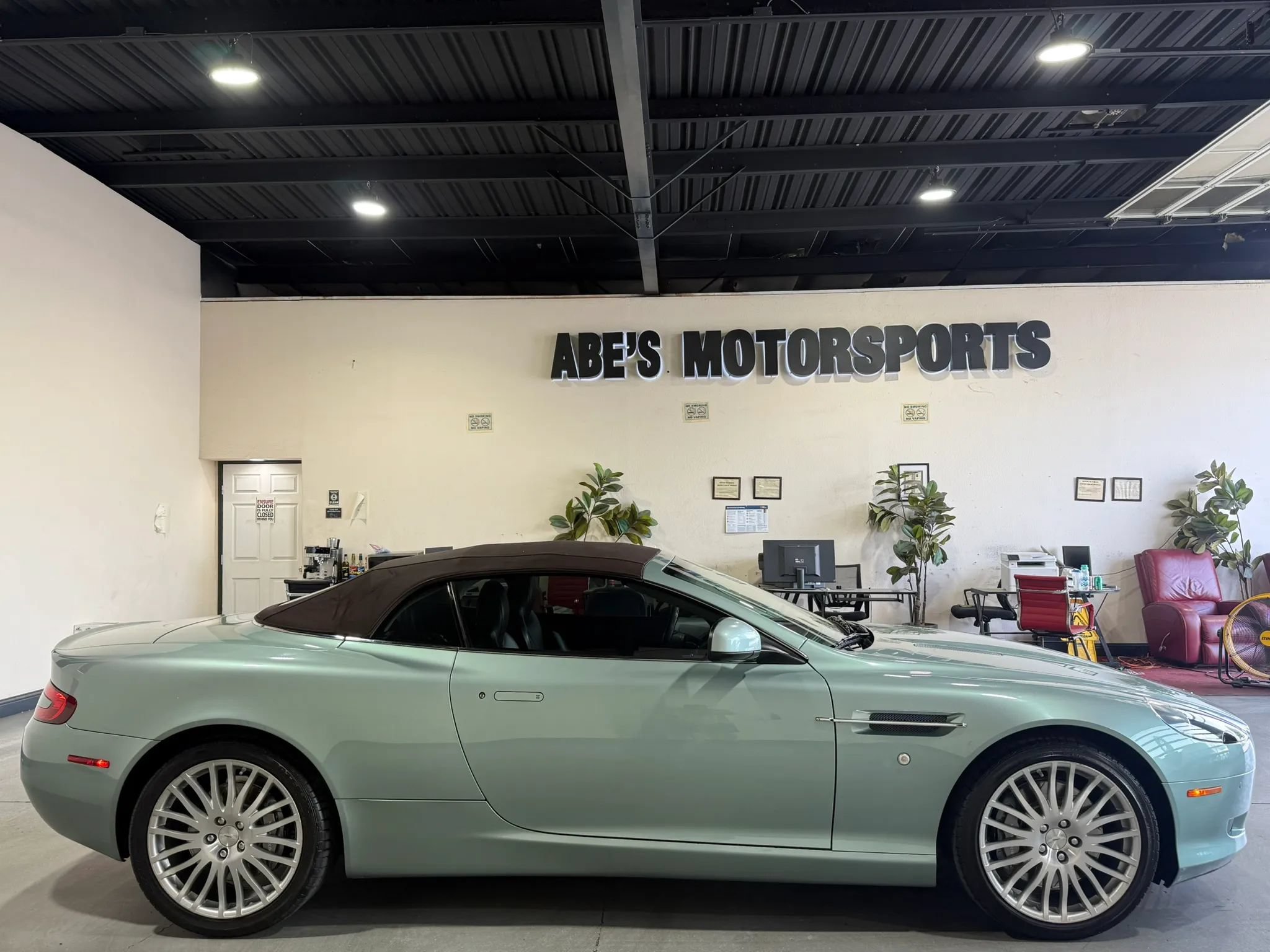 Used 2010 Aston Martin DB9 Volante RWD image 7