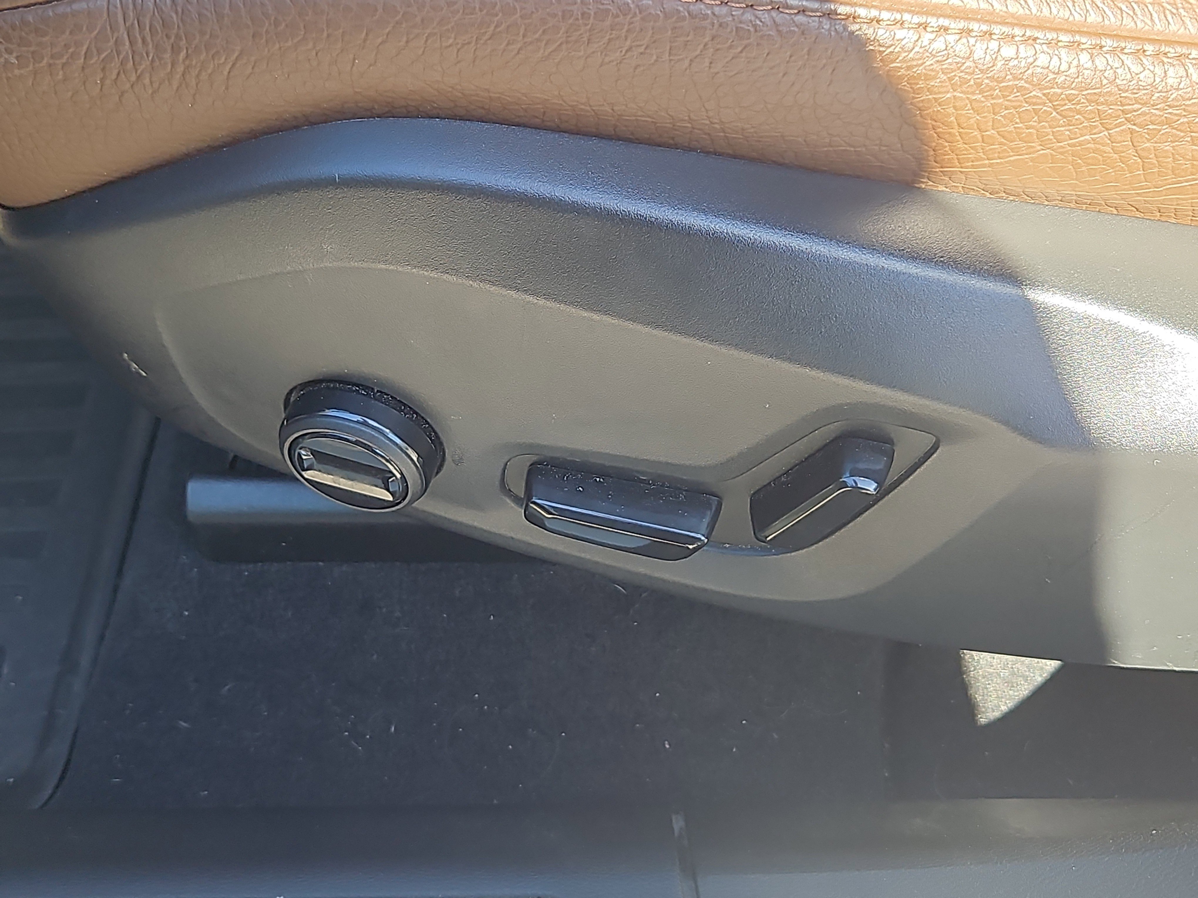 Certified 2023 Volvo XC60 B5 Plus w/ Climate Package AWD/4WD image 15