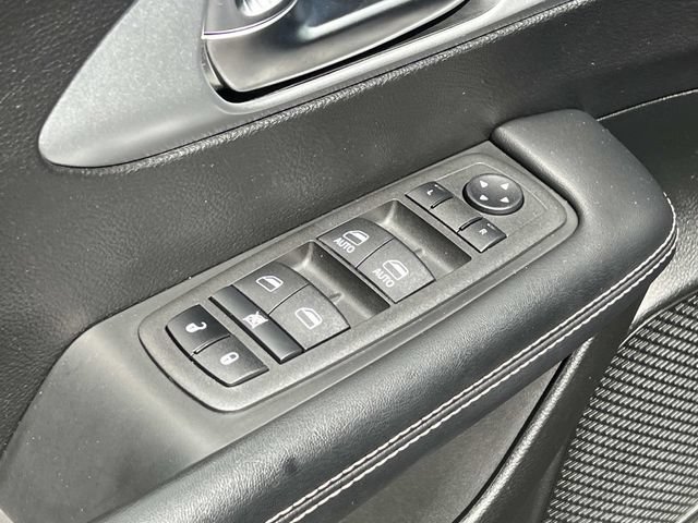 Used 2022 Chrysler Pacifica Touring-L w/ S Appearance Package FWD image 16
