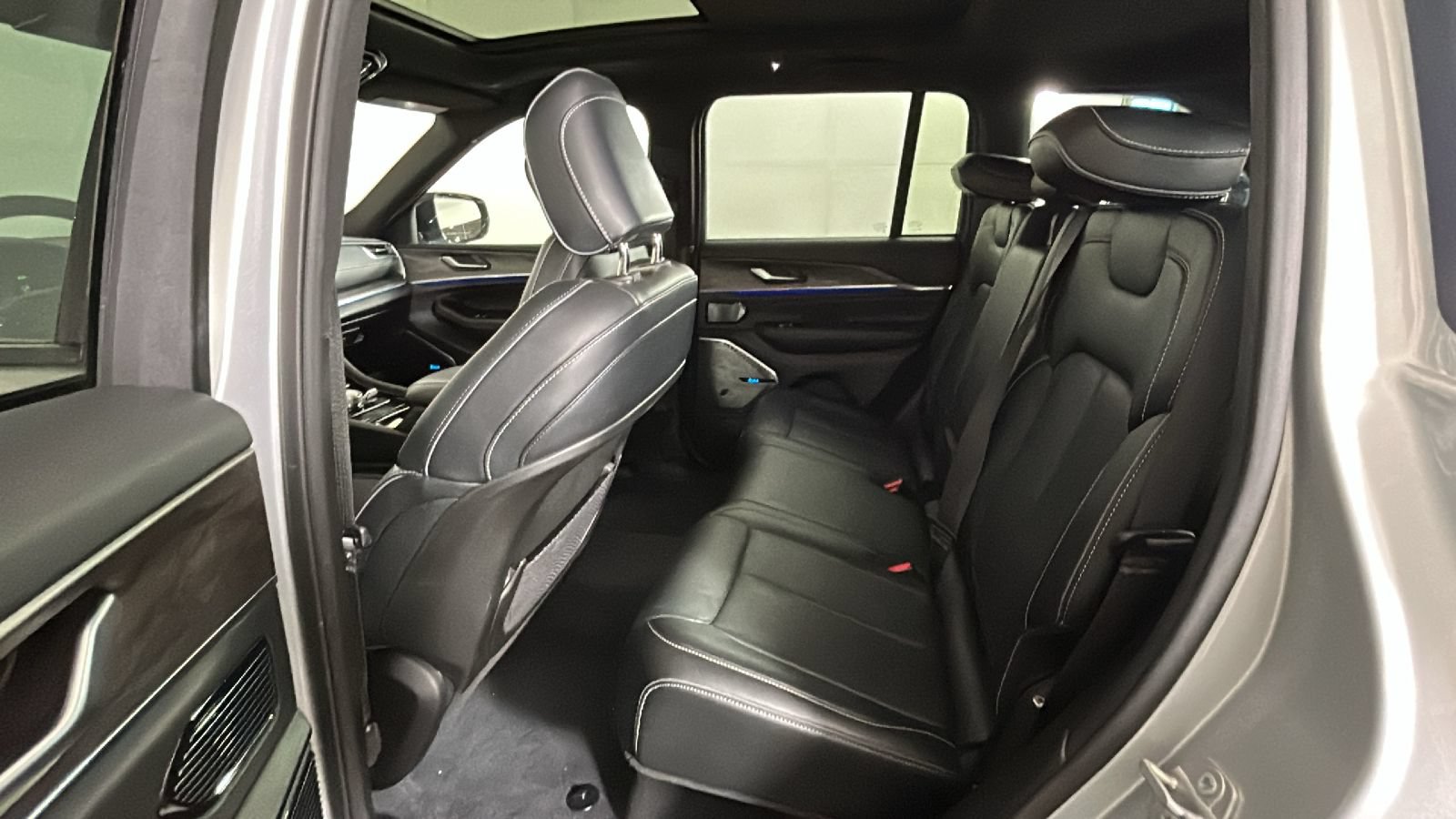 Used 2023 Jeep Grand Cherokee Overland AWD/4WD image 31