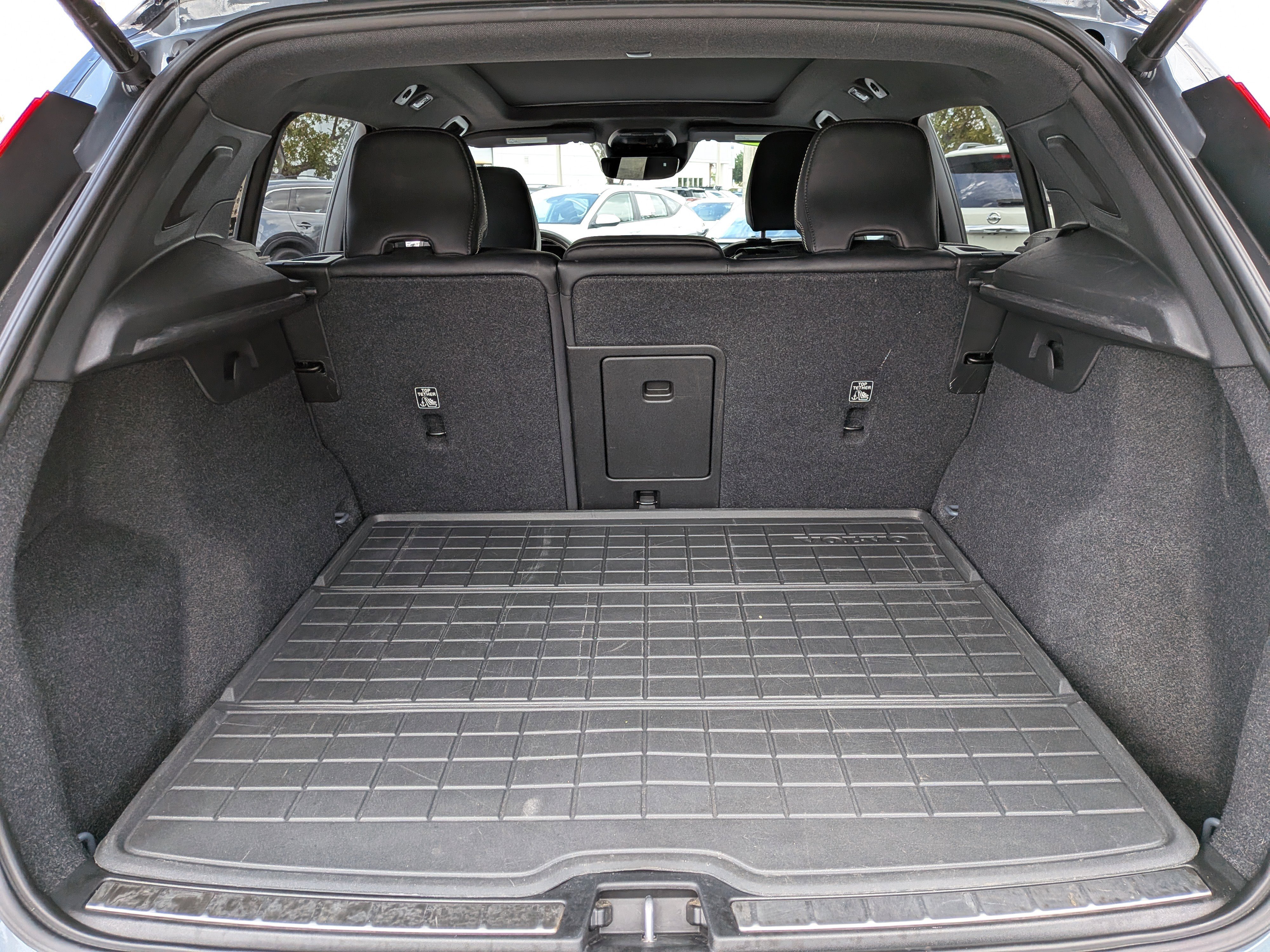 Used 2021 Volvo XC40 T4 R-Design w/ Protection Package Premier image 13