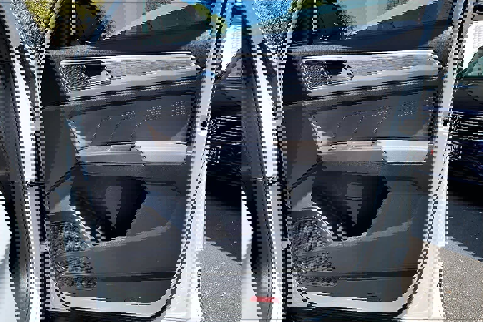 Certified 2023 Volkswagen Atlas Cross Sport SE w/ Black Wheel Package image 23