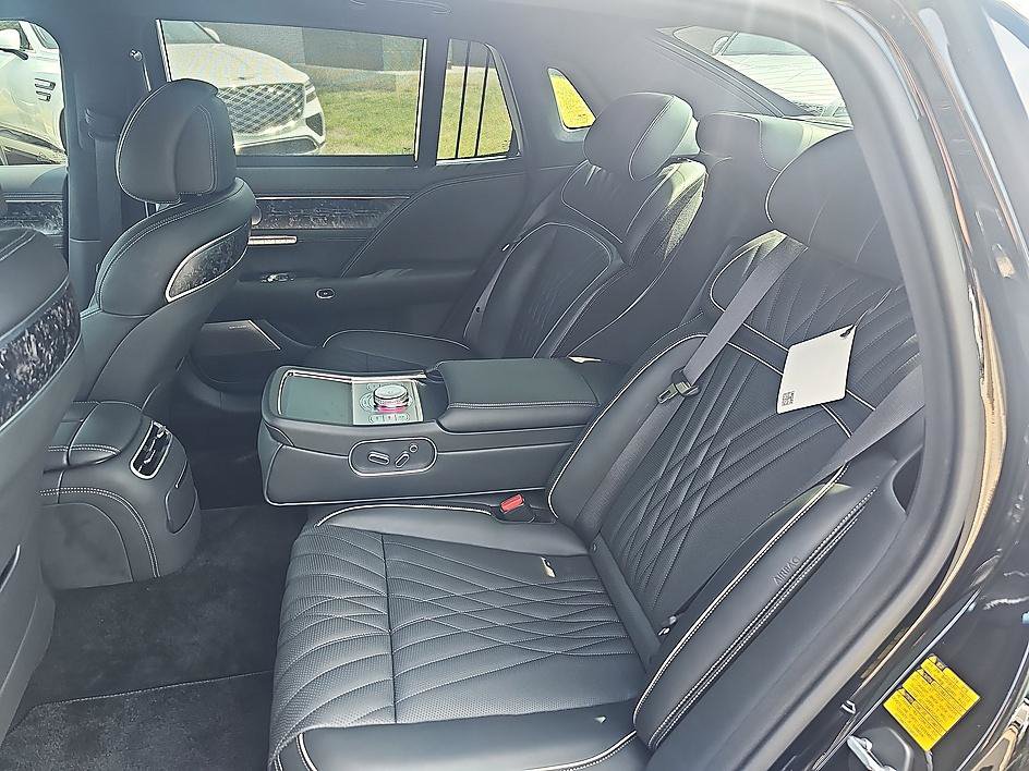 Used 2025 Genesis G90 3.5T AWD/4WD image 32