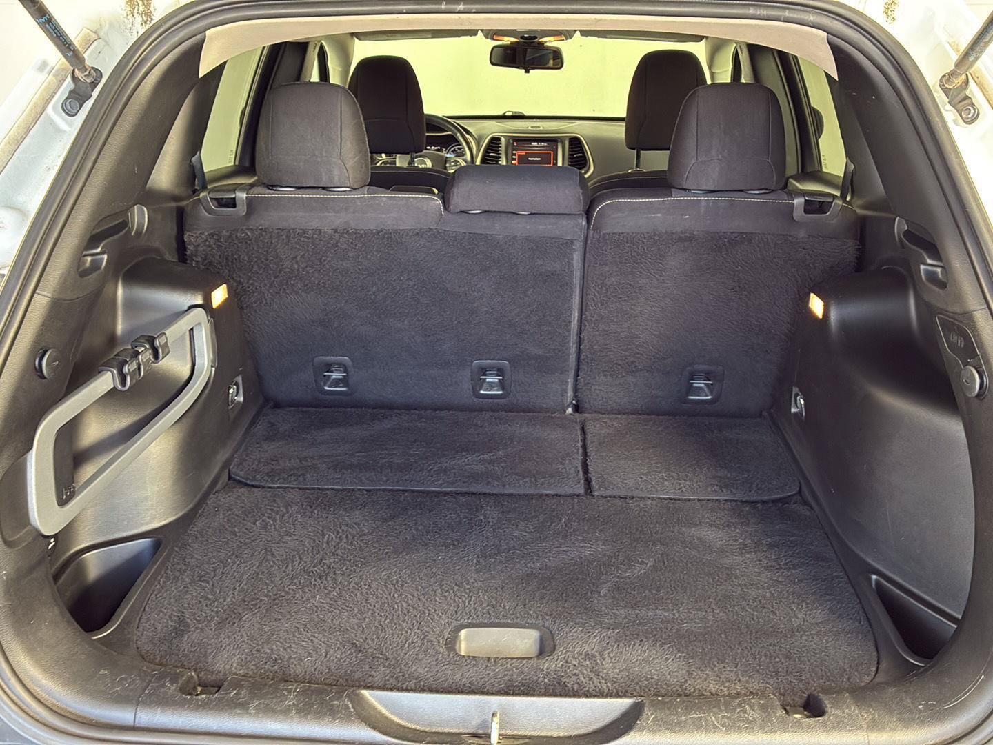 Used 2015 Jeep Cherokee Latitude w/ Cold Weather Group FWD image 9