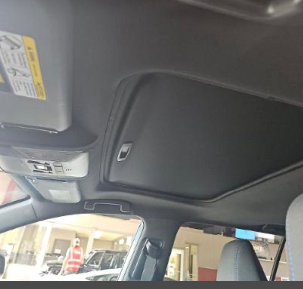 Used 2022 Toyota RAV4 SE w/ Convenience Package image 8