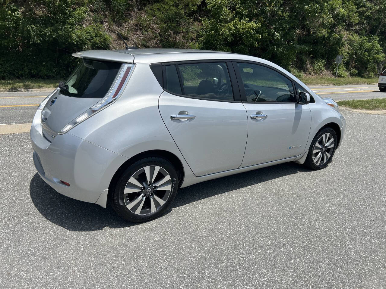 Used 2016 Nissan Leaf SV w/ Premium Package FWD image 7