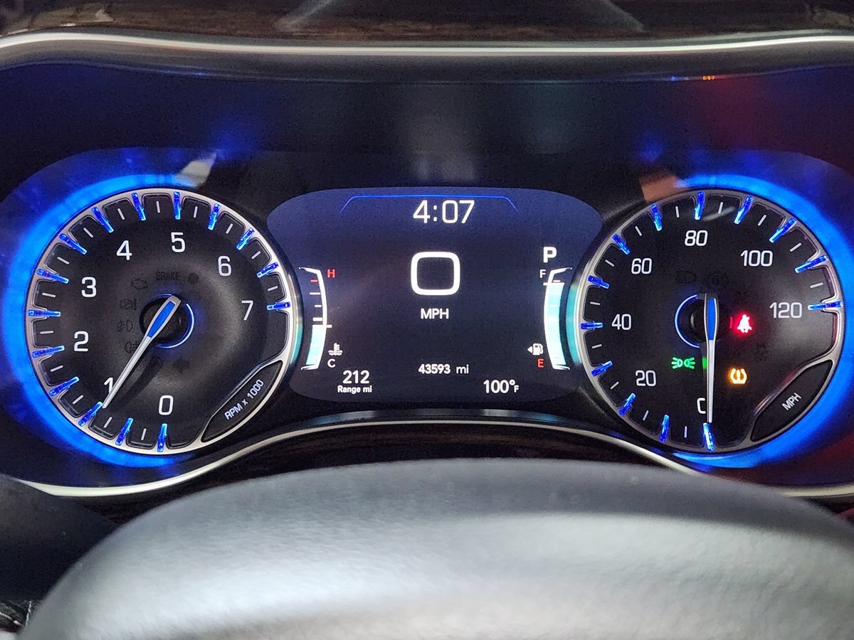 Used 2023 Chrysler Pacifica Limited w/ Uconnect Theater Family Group FWD image 35