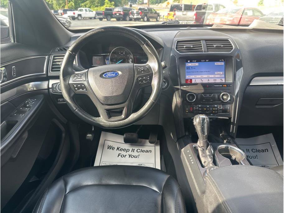Used 2019 Ford Explorer XLT w/ Equipment Group 202A AWD/4WD image 11