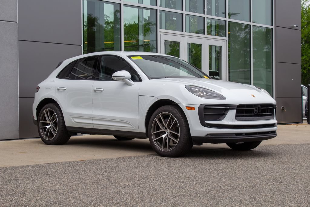 Used 2025 Porsche Macan AWD/4WD image 3