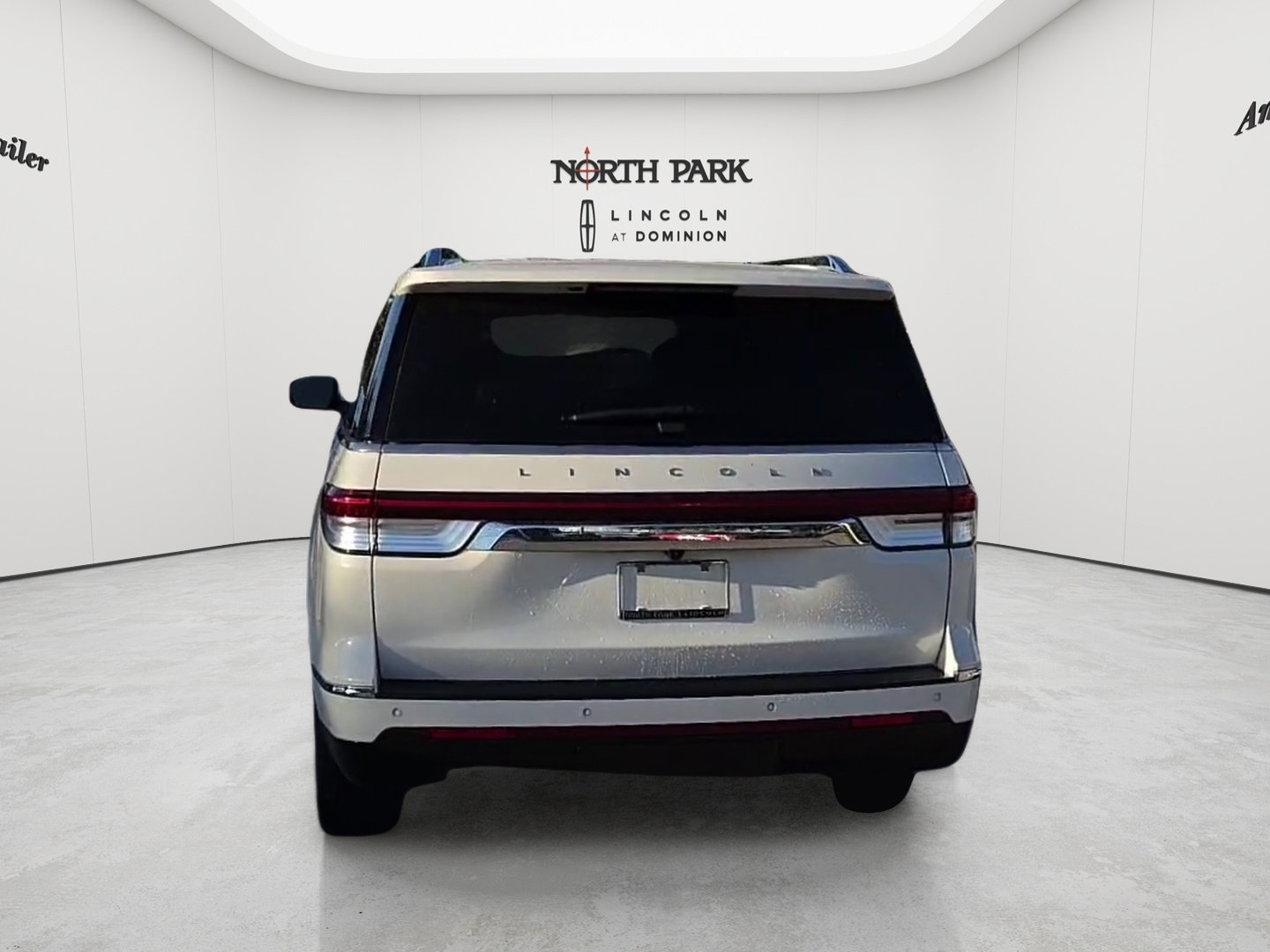 Used 2024 Lincoln Navigator Premiere AWD/4WD image 4