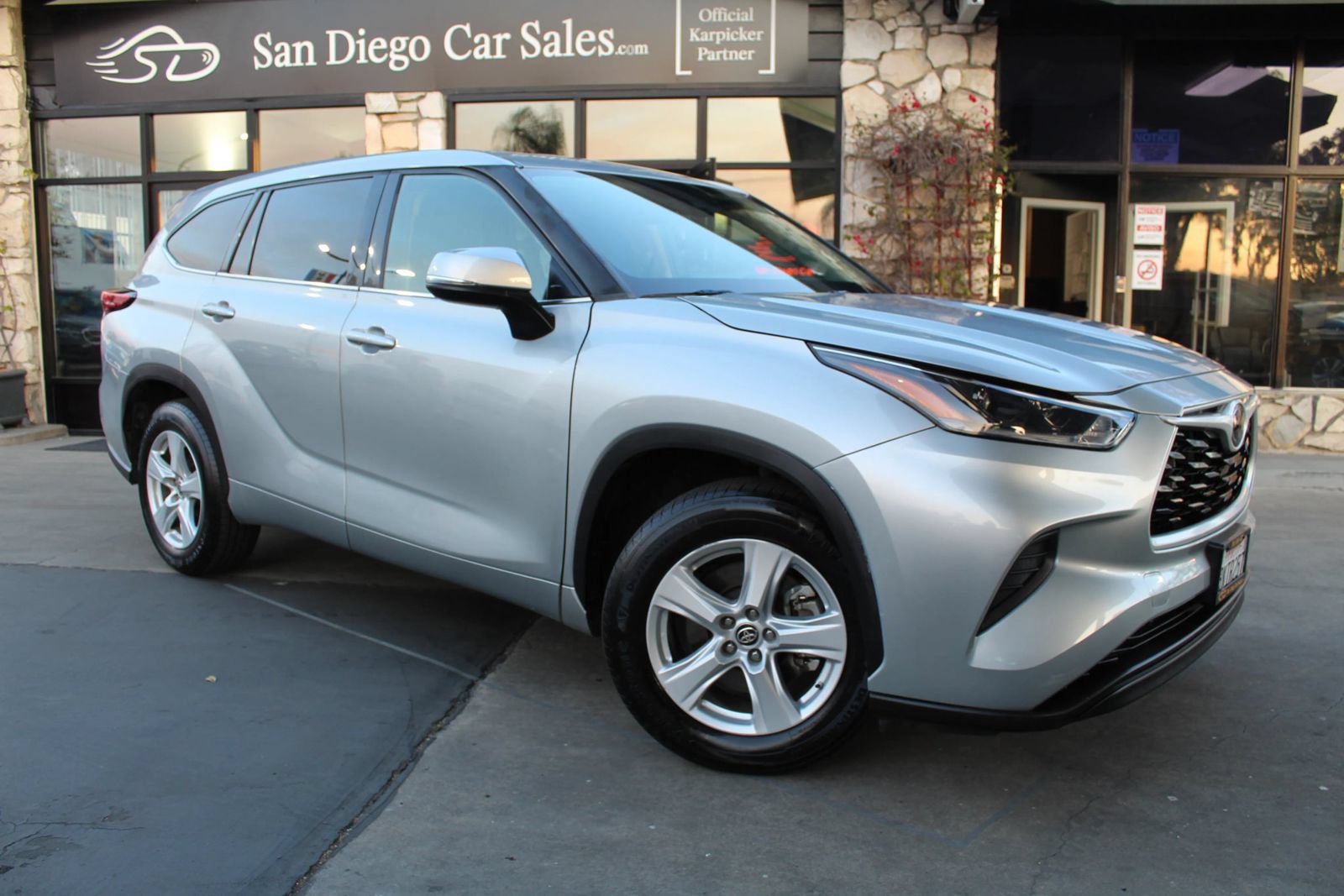 Used 2021 Toyota Highlander L FWD image 7
