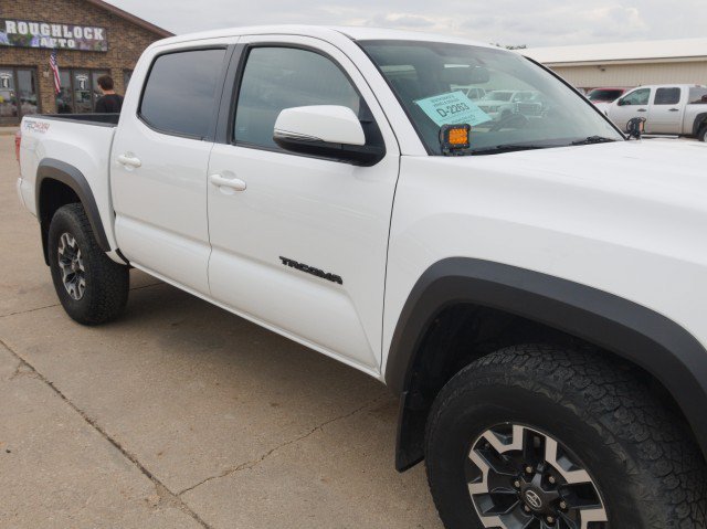 Used 2017 Toyota Tacoma TRD Off-Road w/ Premium & Technology Package AWD/4WD image 11