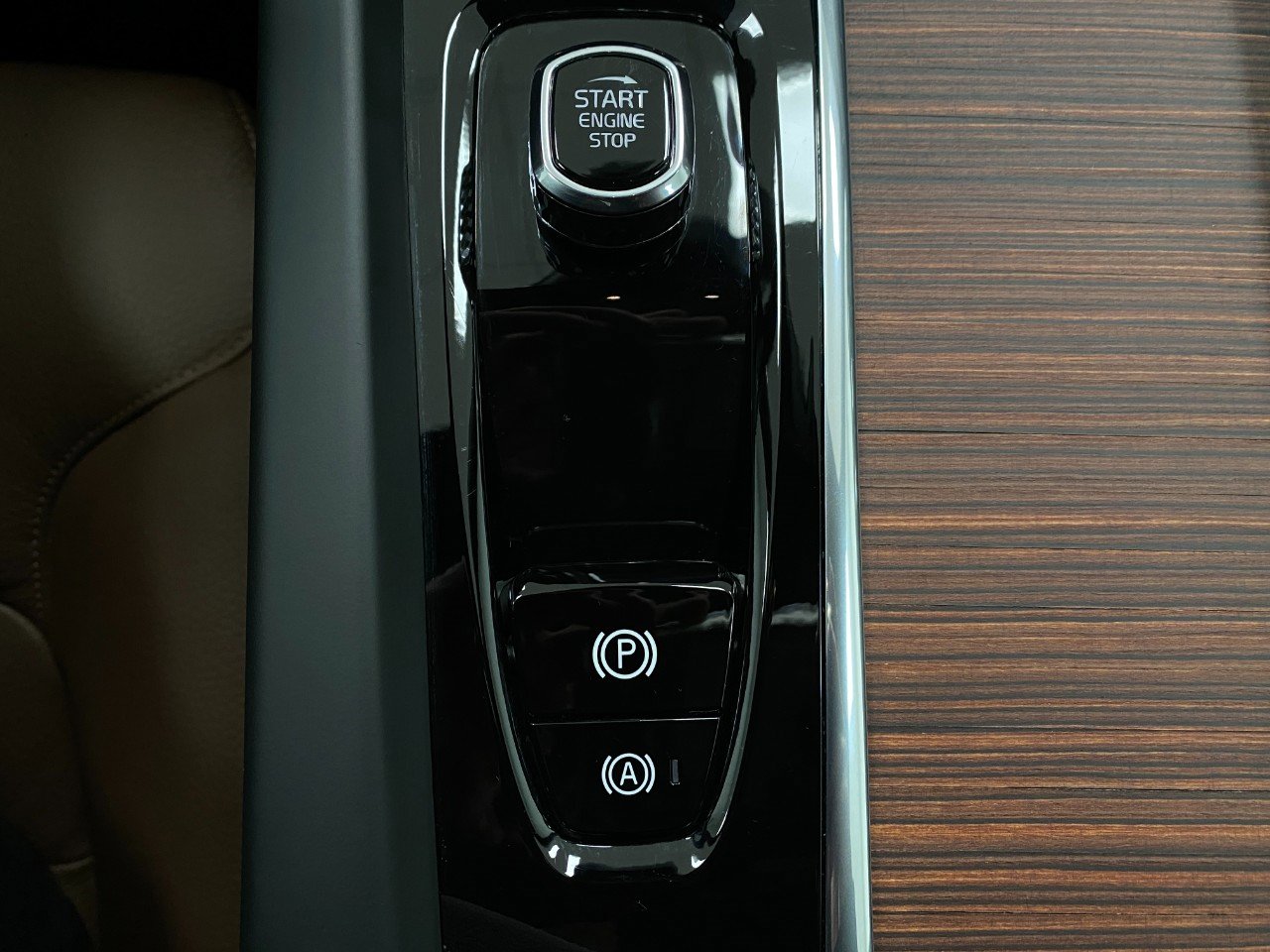 Used 2024 Volvo XC60 T8 Plus w/ Climate Package image 26