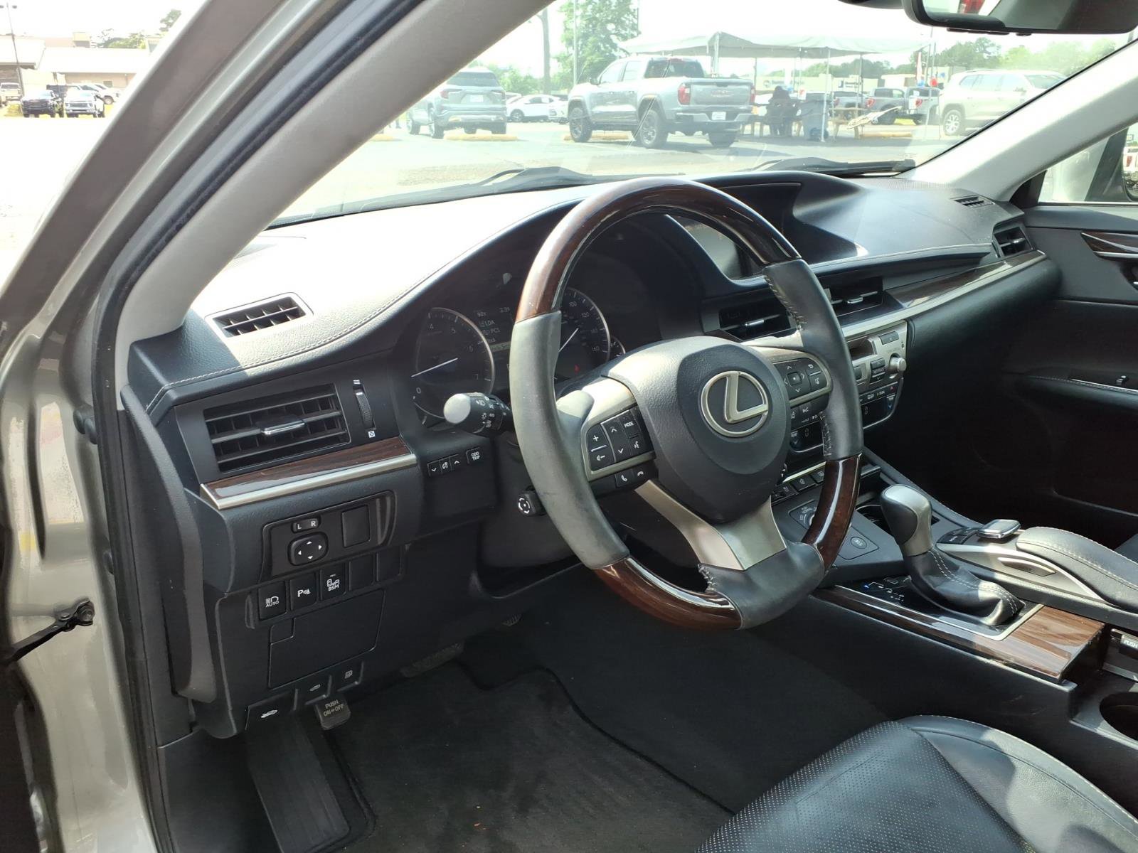 Used 2016 Lexus ES 350 w/ Luxury Package w/Wood Trim FWD image 6
