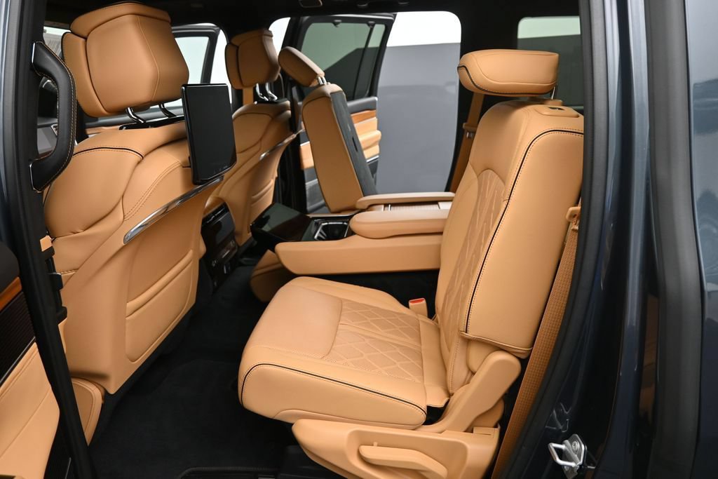 Used 2025 Jeep Grand Wagoneer Series III w/ Rear Seat Video Group 1 AWD/4WD image 16