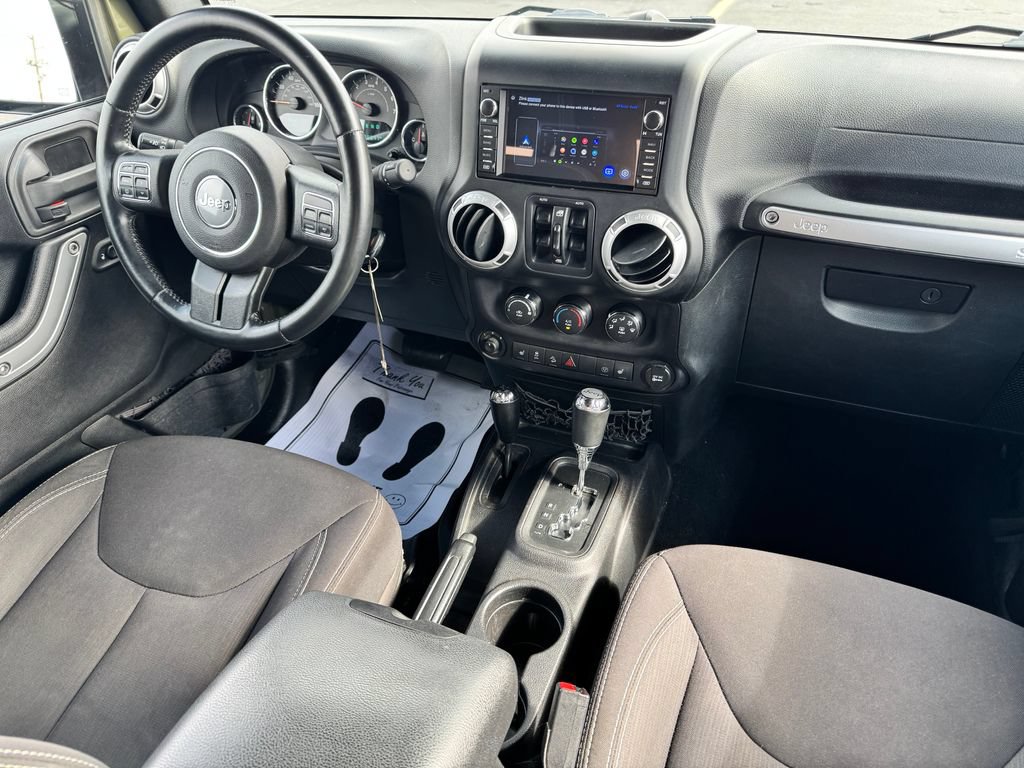 Used 2015 Jeep Wrangler Unlimited Sahara w/ Connectivity Group AWD/4WD image 12